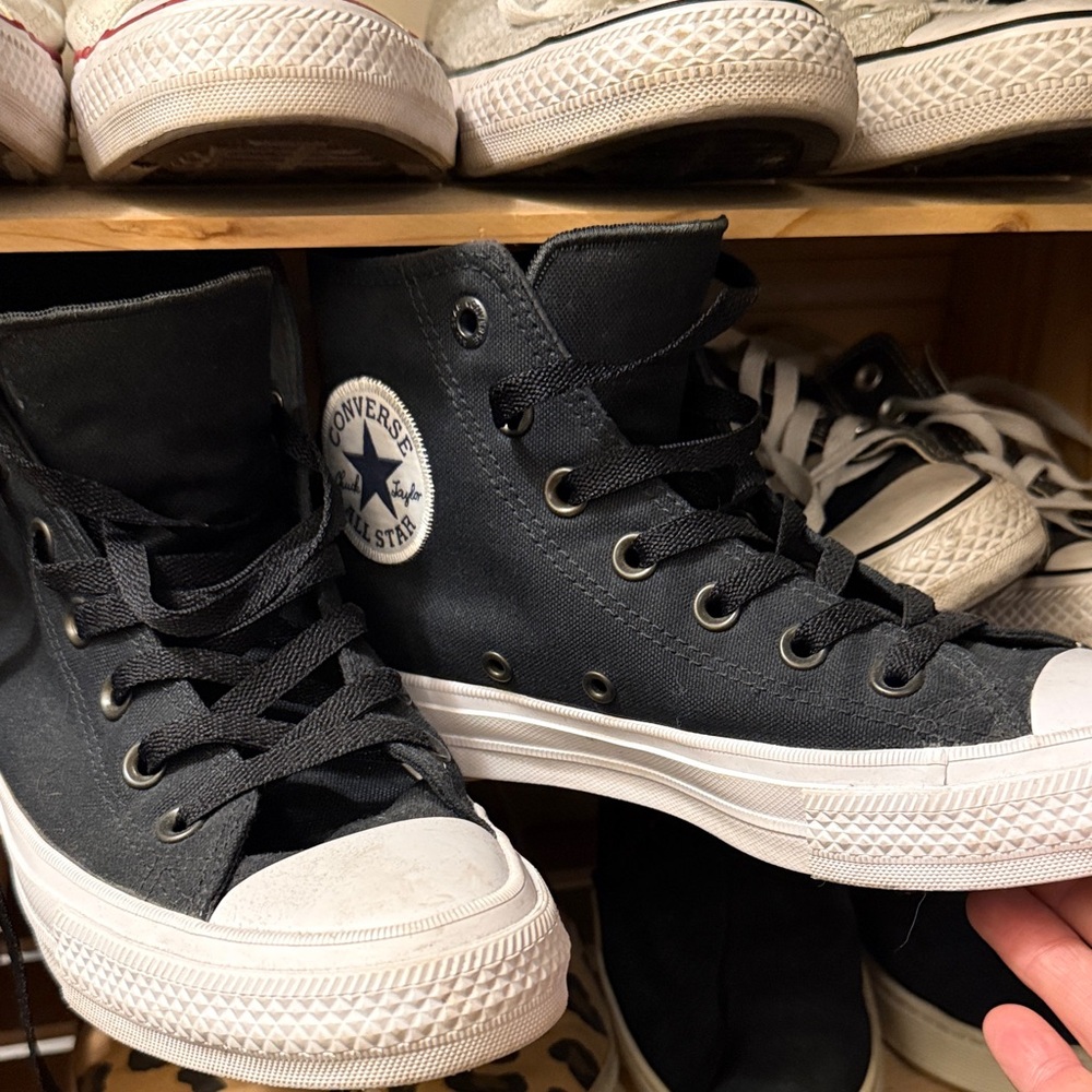 Like New Converse Black and White High Top Sneakers Mens 6 Womens 8